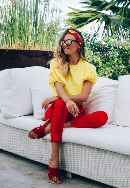 pantalon rojo con una blusa amarilla