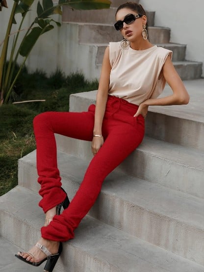 Blusa beige con pantalón rojo y sandalias