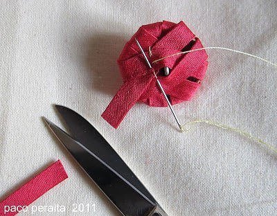 cómo forrar botones con cintas decorativas