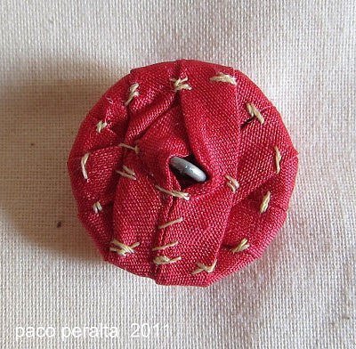 cómo forrar botones con cintas decorativas