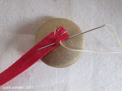cómo forrar botones con cintas decorativas