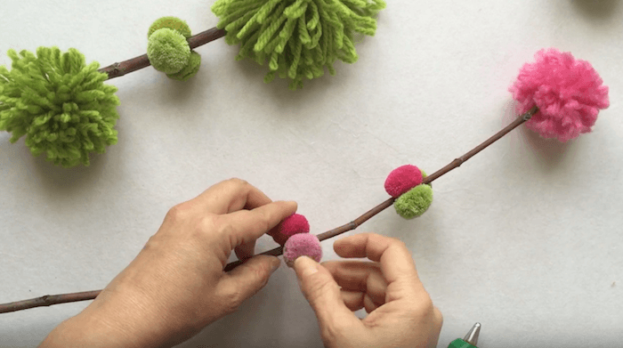 telas divinas-hacer pompones de lana-12