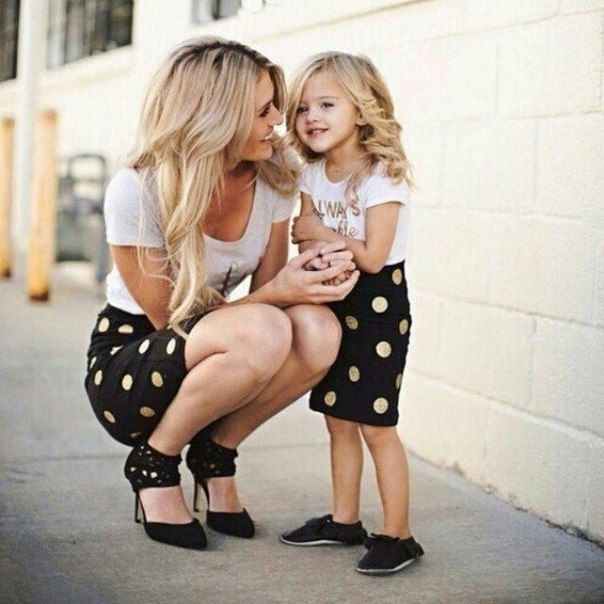 niñas vestidas como mama