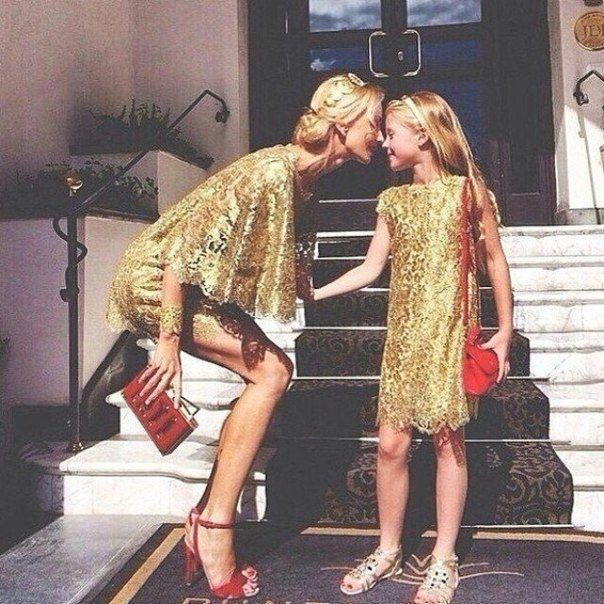 niñas vestidas como mama