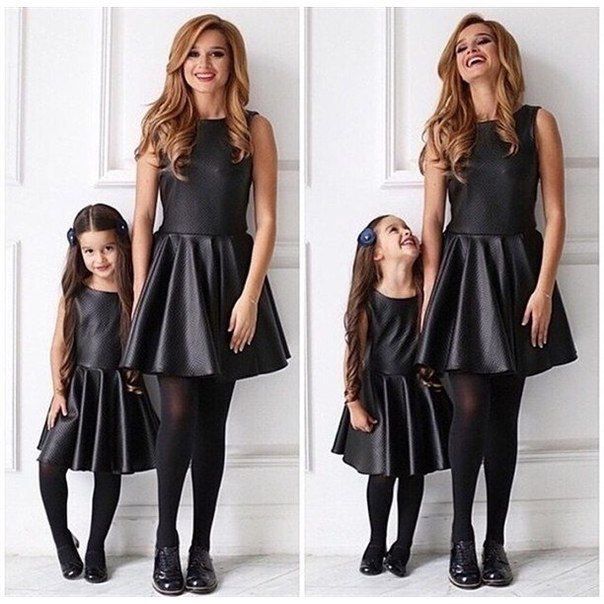 niñas vestidas como mama