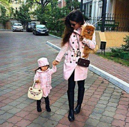 niñas vestidas como mama