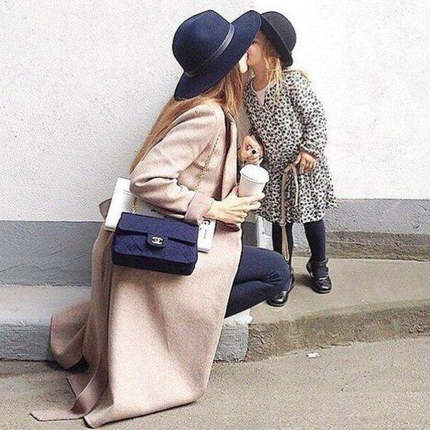 niñas vestidas como mama