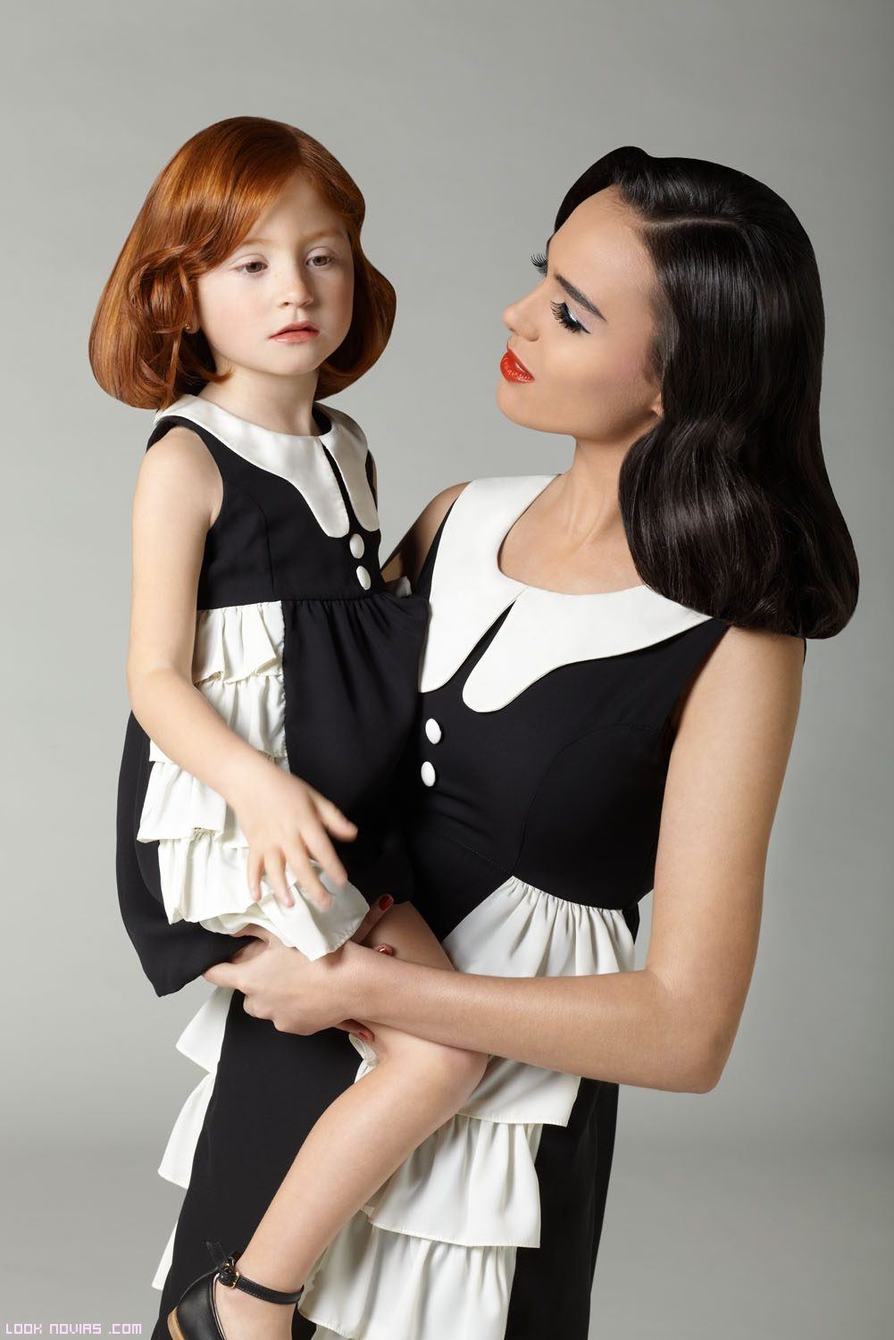 niñas vestidas como mama