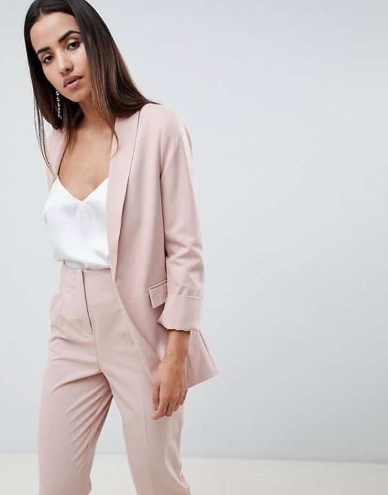 Look pastel para invitadas de boda