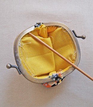 Introduce los bordes del cuerpo de tela dentro del lado con pegamento
