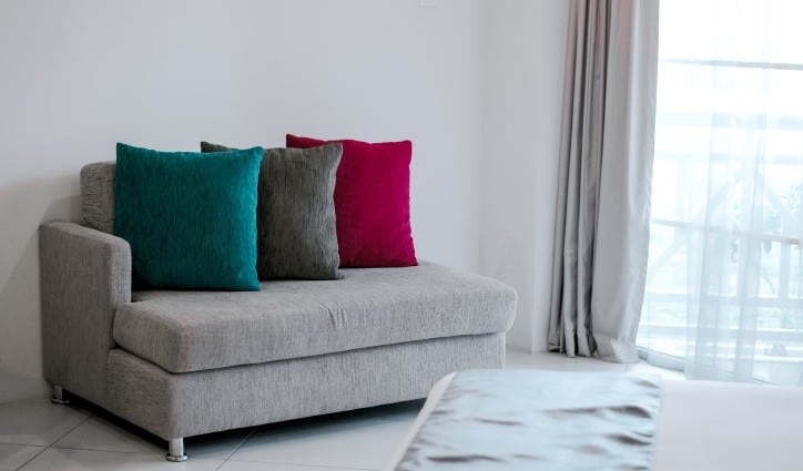 decorar el salon con cojines de colores