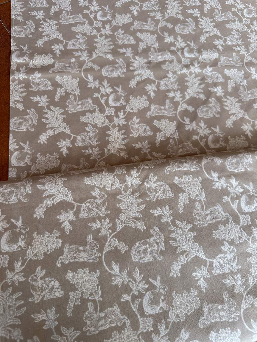 Tela estampada conejos beige - Telas Divinas Zamora