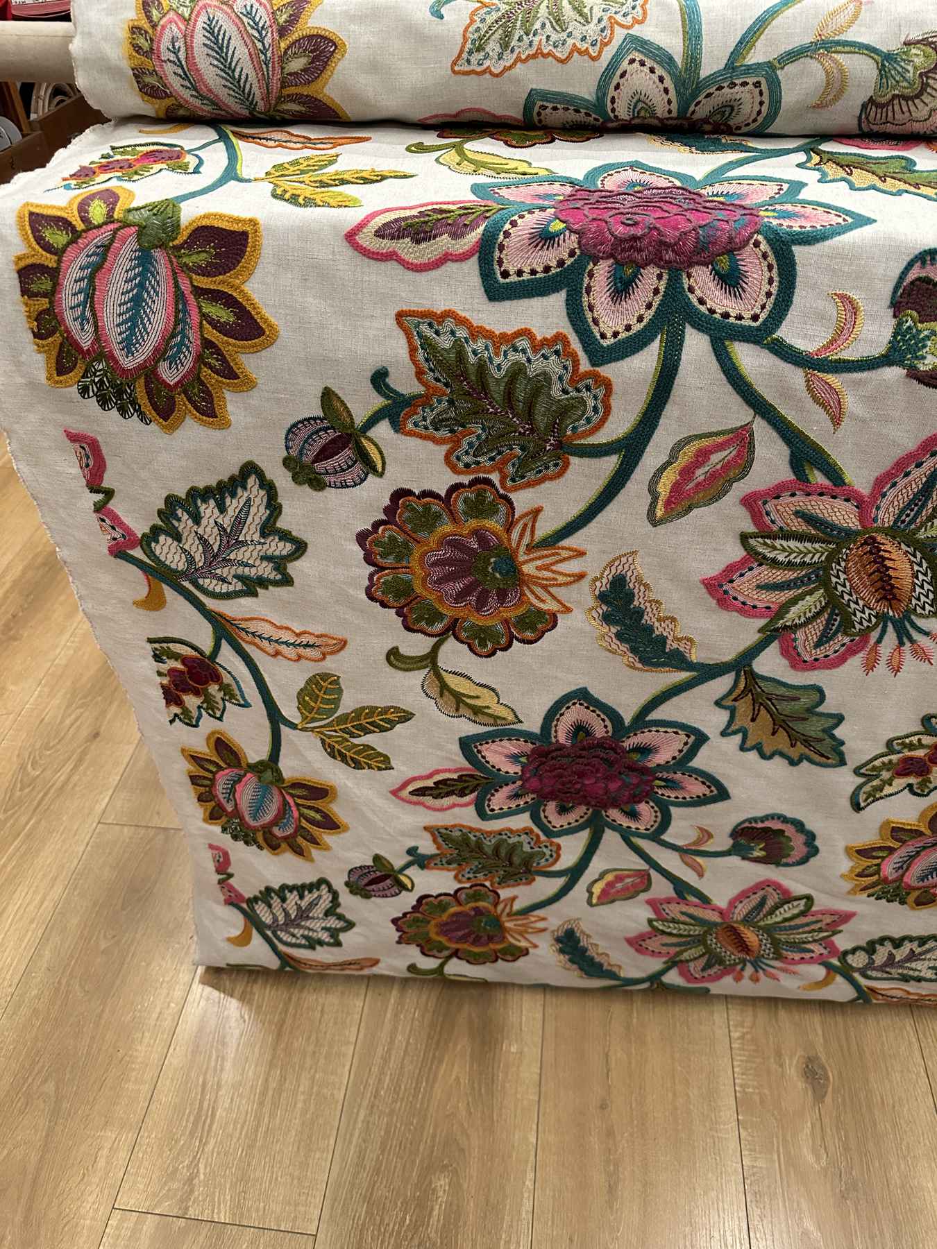 Tela lino bordado multicolor