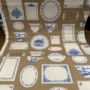Tela Tilda something blue 8 beige con platos tazas y letreros - imagen 1