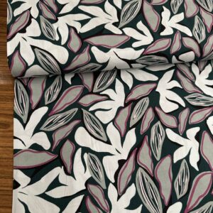 Tela viscosa estampada hojas con fondo verde agua y hojas en tonos crudo, gris, rosa y buganvilla