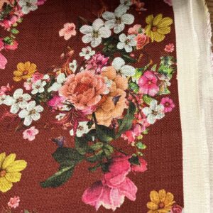 Detalle del estampado floral de la tela tapicería lino viscosa - Telas Divinas Zamora