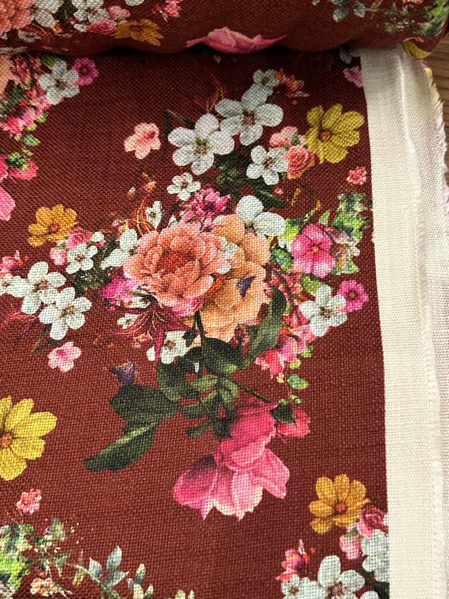 Detalle del estampado floral de la tela tapicería lino viscosa - Telas Divinas Zamora